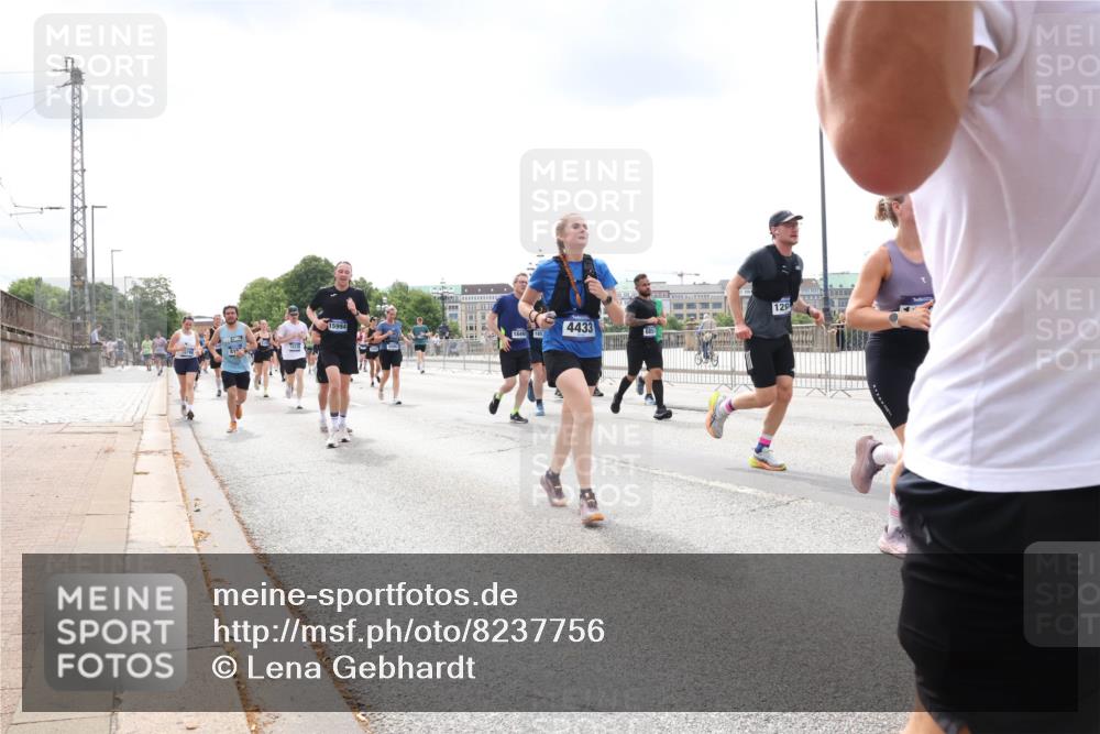 29.06.2025 - hella hamburg halbmarathon Lena Gebhardt http://msf.ph/oto/8237756 29.06.2025 10:33:44 Lombardsbrücke 1189, 1275, 1417, 1705, 1787, 1896, 1995, 2342, 2482, 2776, 2838, 3170, 3264, 3340, 3341, 3345, 3560, 3812, 4164, 4361, 4433, 4445, 4449, 4479, 4696, 4807, 4942, 5075, 5096, 5141, 5557, 5561, 5566, 5569, 5584, 5691, 5821, 5822, 5887, 6109, 6364, 6515, 6516, 6854, 6956, 6999, 7027, 7565, 7653, 7705, 8021, 8157, 8202, 8282, 8375, 8377, 8383, 8401, 8891, 9094, 9234, 9258, 9438, 9591, 9592, 9750, 9780, 9799, 9875, 9995, 10007, 10071, 10561, 11811 meine-sportfotos.de