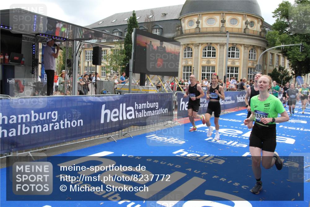 29.06.2025 - hella hamburg halbmarathon Michael Strokosch http://msf.ph/oto/8237772 29.06.2025 10:48:01 Ziel 1604, 1613, 4528, 4601, 5022, 6377, 12808, 14730, 15333, 16766, 17451, 18206, 18922, 19198 meine-sportfotos.de