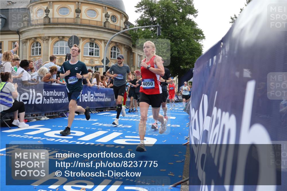 29.06.2025 - hella hamburg halbmarathon Strokosch-Dieckow http://msf.ph/oto/8237775 29.06.2025 10:35:30 Ziel 1344, 1889, 4050, 5269, 10384, 10771, 15390, 15931, 15959, 16123, 16695, 16811, 17612, 17826, 18841, 19022 meine-sportfotos.de