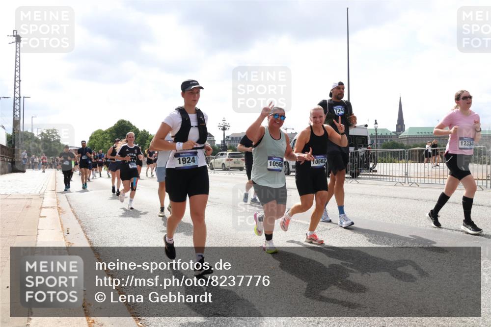 29.06.2025 - hella hamburg halbmarathon Lena Gebhardt http://msf.ph/oto/8237776 29.06.2025 10:45:15 Lombardsbrücke 1024, 1273, 1629, 1685, 1713, 1798, 1924, 2007, 2216, 2217, 2657, 2664, 2779, 3160, 3164, 3357, 3377, 3570, 3879, 3993, 4099, 4102, 4186, 4224, 4275, 4306, 4337, 4504, 4820, 4851, 5099, 5108, 5190, 5339, 5636, 5949, 6150, 6509, 6763, 6788, 6841, 6888, 6911, 6922, 6980, 7283, 7530, 7541, 7699, 7859, 7912, 8582, 8594, 8605, 8762, 8907, 9036, 9084, 9085, 9620, 10030, 10182, 10225, 10562, 10566, 10668, 10707, 11314, 12198, 12332, 12334, 12394, 13039, 13261 meine-sportfotos.de