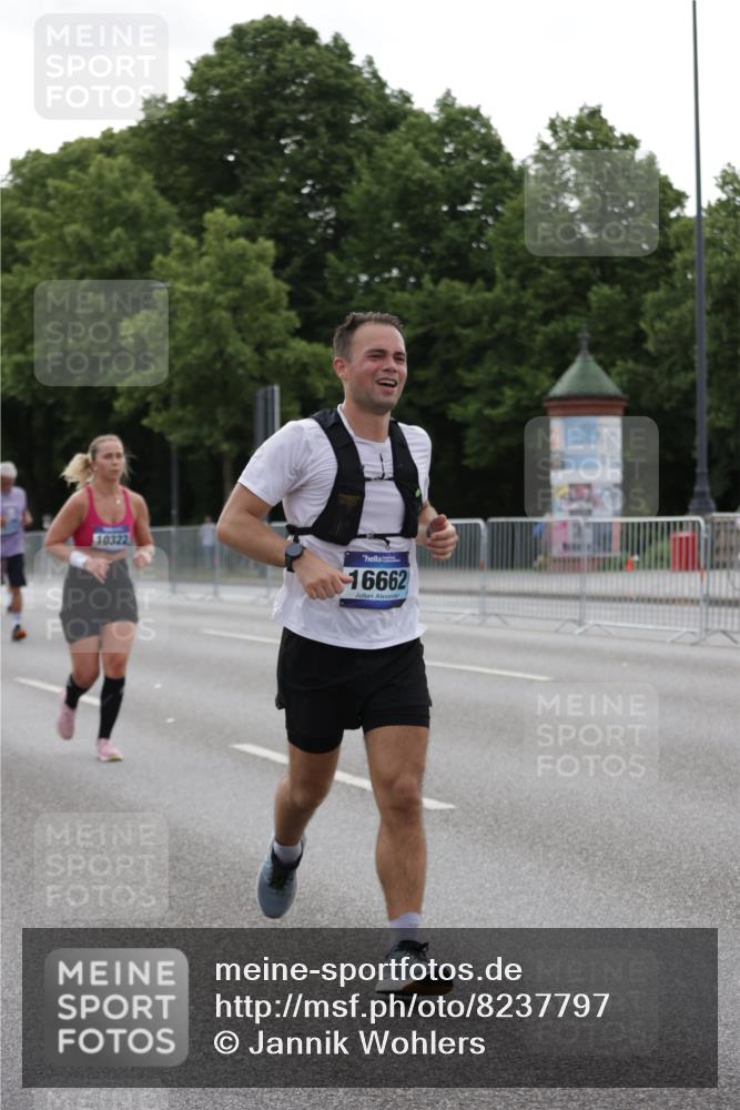 29.06.2025 - hella hamburg halbmarathon Jannik Wohlers http://msf.ph/oto/8237797 29.06.2025 10:29:07 Lombardsbrücke 1063, 1230, 1661, 3179, 3311, 3524, 4349, 4395, 6285, 6725, 7517, 7832, 8812, 9714, 10322, 10641, 10996, 11249, 11269, 11634, 11792, 11803, 12086, 12216, 13382, 14644, 16306, 16659, 16662, 16676, 17496, 17945, 18298, 18299 meine-sportfotos.de