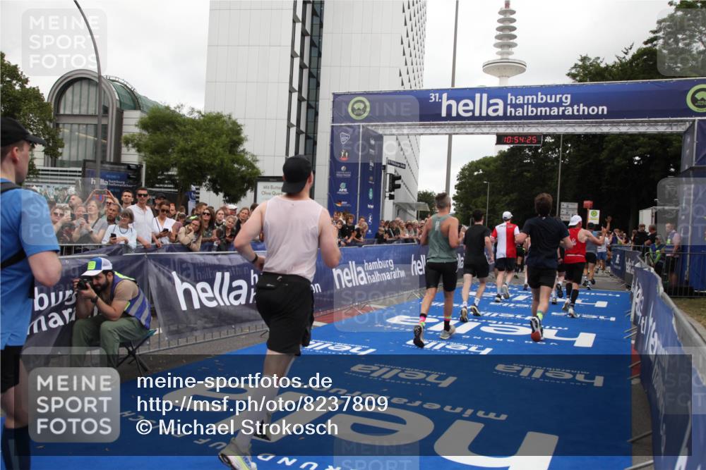 29.06.2025 - hella hamburg halbmarathon Michael Strokosch http://msf.ph/oto/8237809 29.06.2025 10:54:24 Ziel 1267, 1442, 3103, 3177, 3861, 4635, 6082, 6084, 6511, 6512, 7274, 8223, 8772, 11430, 12362, 13033, 13289, 13803, 15946, 16527, 16574, 16750, 16879, 17087, 17698, 18268 meine-sportfotos.de