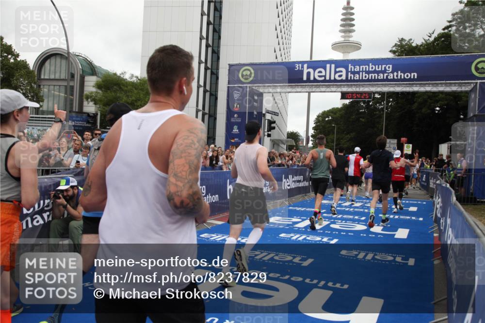 29.06.2025 - hella hamburg halbmarathon Michael Strokosch http://msf.ph/oto/8237829 29.06.2025 10:54:24 Ziel 1267, 1442, 3103, 3177, 3861, 4635, 6082, 6084, 6511, 6512, 7274, 8223, 8772, 11430, 12362, 13033, 13289, 13803, 15946, 16527, 16574, 16750, 16879, 17087, 17698, 18268 meine-sportfotos.de
