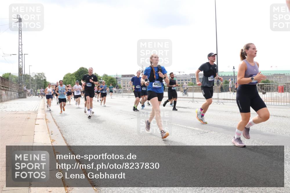 29.06.2025 - hella hamburg halbmarathon Lena Gebhardt http://msf.ph/oto/8237830 29.06.2025 10:33:44 Lombardsbrücke 1189, 1275, 1417, 1705, 1787, 1896, 1995, 2342, 2482, 2776, 2838, 3170, 3264, 3340, 3341, 3345, 3560, 3812, 4164, 4361, 4433, 4445, 4449, 4479, 4696, 4807, 4942, 5075, 5096, 5141, 5557, 5561, 5566, 5569, 5584, 5691, 5821, 5822, 5887, 6109, 6364, 6515, 6516, 6854, 6956, 6999, 7027, 7565, 7653, 7705, 8021, 8157, 8202, 8282, 8375, 8377, 8383, 8401, 8891, 9094, 9234, 9258, 9438, 9591, 9592, 9750, 9780, 9799, 9875, 9995, 10007, 10071, 10561, 11811 meine-sportfotos.de