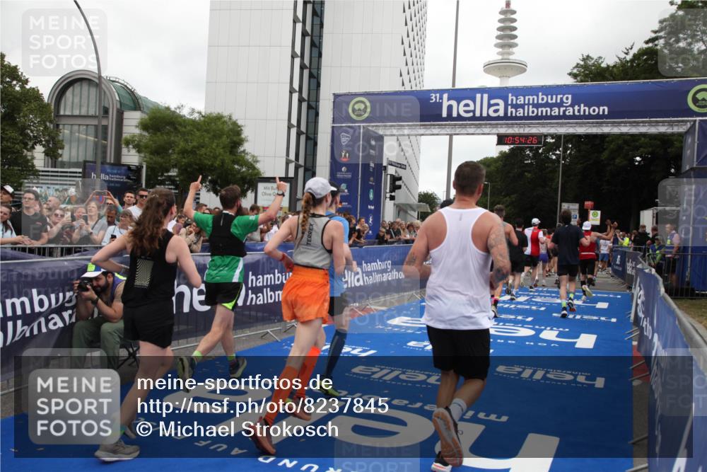 29.06.2025 - hella hamburg halbmarathon Michael Strokosch http://msf.ph/oto/8237845 29.06.2025 10:54:25 Ziel 1267, 1442, 3103, 3426, 3861, 4635, 6511, 6512, 7274, 8223, 8772, 11430, 12362, 13289, 13803, 15946, 16327, 16527, 16574, 16750, 16879, 17087, 17698, 18268 meine-sportfotos.de