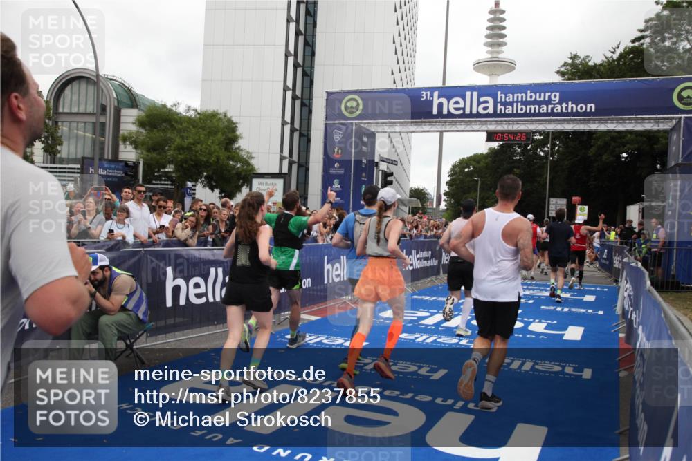 29.06.2025 - hella hamburg halbmarathon Michael Strokosch http://msf.ph/oto/8237855 29.06.2025 10:54:25 Ziel 1267, 1442, 3103, 3426, 3861, 4635, 6511, 6512, 7274, 8223, 8772, 11430, 12362, 13289, 13803, 15946, 16327, 16527, 16574, 16750, 16879, 17087, 17698, 18268 meine-sportfotos.de