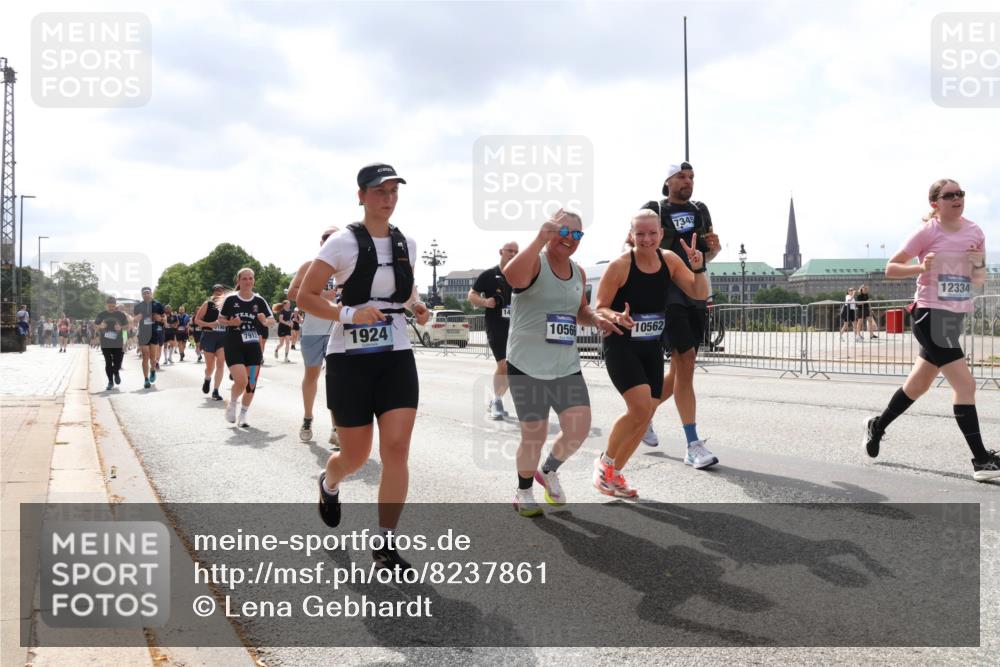 29.06.2025 - hella hamburg halbmarathon Lena Gebhardt http://msf.ph/oto/8237861 29.06.2025 10:45:15 Lombardsbrücke 1024, 1273, 1629, 1685, 1713, 1798, 1924, 2007, 2216, 2217, 2657, 2664, 2779, 3160, 3164, 3357, 3377, 3570, 3879, 3993, 4099, 4102, 4186, 4224, 4275, 4306, 4337, 4504, 4820, 4851, 5099, 5108, 5190, 5339, 5636, 5949, 6150, 6509, 6763, 6788, 6841, 6888, 6911, 6922, 6980, 7283, 7530, 7541, 7699, 7859, 7912, 8582, 8594, 8605, 8762, 8907, 9036, 9084, 9085, 9620, 10030, 10182, 10225, 10562, 10566, 10668, 10707, 11314, 12198, 12332, 12334, 12394, 13039, 13261 meine-sportfotos.de