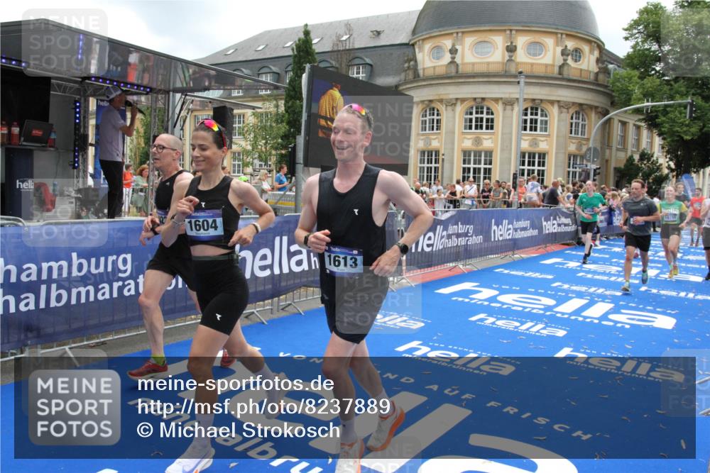 29.06.2025 - hella hamburg halbmarathon Michael Strokosch http://msf.ph/oto/8237889 29.06.2025 10:48:03 Ziel 1086, 1604, 1613, 4528, 4601, 5022, 6377, 12706, 12724, 12747, 12808, 13570, 15333, 16766, 18206, 18922, 19198 meine-sportfotos.de