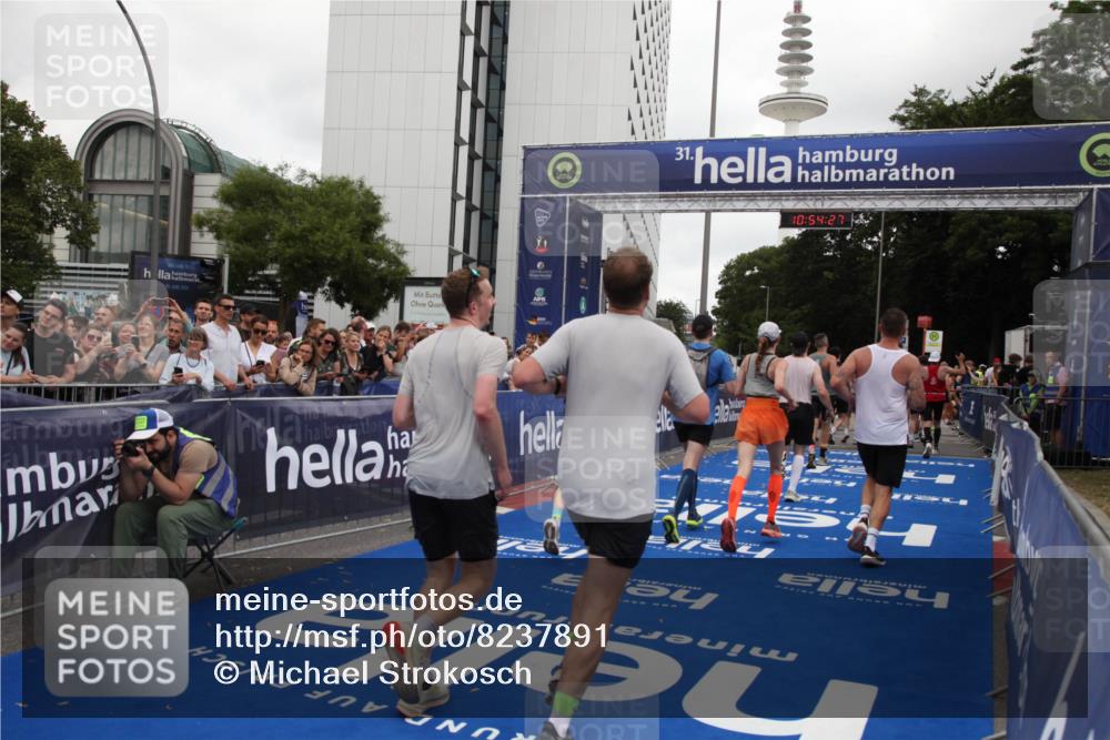 29.06.2025 - hella hamburg halbmarathon Michael Strokosch http://msf.ph/oto/8237891 29.06.2025 10:54:26 Ziel 1267, 1442, 3426, 4635, 6511, 6512, 8223, 8772, 11009, 11430, 12321, 12362, 13289, 13803, 15946, 16327, 16574, 16750, 16879, 17087, 17698, 18268, 19067 meine-sportfotos.de