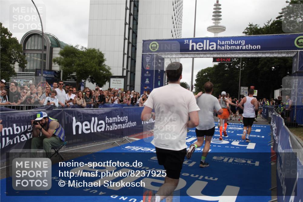 29.06.2025 - hella hamburg halbmarathon Michael Strokosch http://msf.ph/oto/8237925 29.06.2025 10:54:26 Ziel 1267, 1442, 3426, 4635, 6511, 6512, 8223, 8772, 11009, 11430, 12321, 12362, 13289, 13803, 15946, 16327, 16574, 16750, 16879, 17087, 17698, 18268, 19067 meine-sportfotos.de