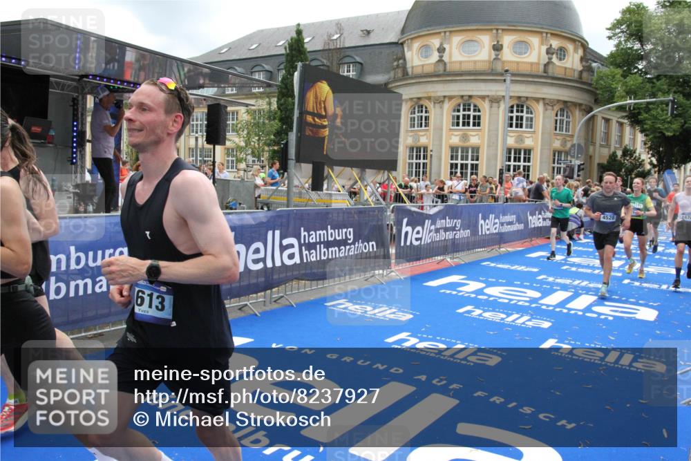 29.06.2025 - hella hamburg halbmarathon Michael Strokosch http://msf.ph/oto/8237927 29.06.2025 10:48:03 Ziel 1086, 1604, 1613, 4528, 4601, 5022, 6377, 12706, 12724, 12747, 12808, 13570, 15333, 16766, 18206, 18922, 19198 meine-sportfotos.de