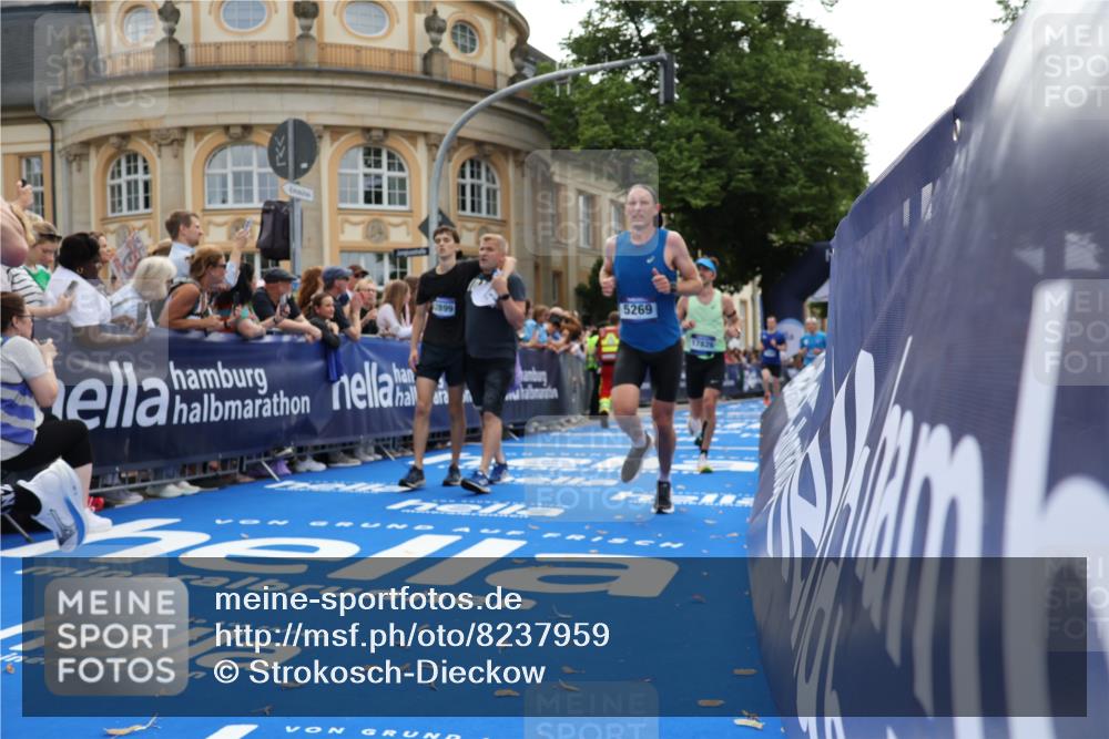 29.06.2025 - hella hamburg halbmarathon Strokosch-Dieckow http://msf.ph/oto/8237959 29.06.2025 10:35:34 Ziel 1344, 1889, 4050, 4062, 5269, 10384, 10771, 12462, 12899, 14841, 16123, 16695, 16811, 17612, 17826, 18841, 19022 meine-sportfotos.de