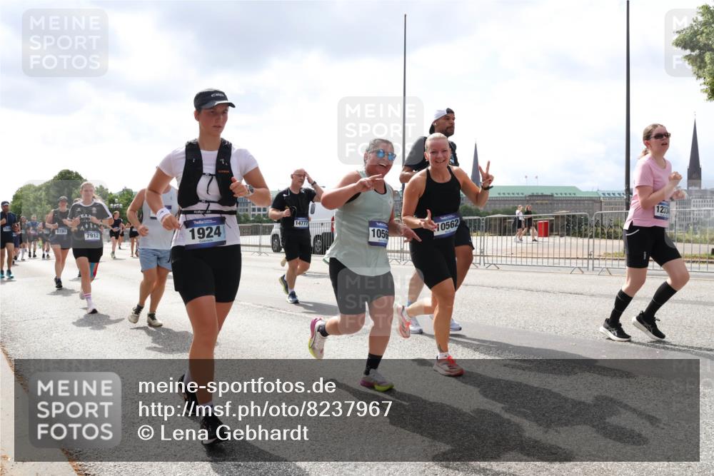 29.06.2025 - hella hamburg halbmarathon Lena Gebhardt http://msf.ph/oto/8237967 29.06.2025 10:45:16 Lombardsbrücke 1024, 1273, 1629, 1685, 1713, 1798, 1924, 2007, 2216, 2217, 2657, 2664, 2779, 2973, 3160, 3164, 3357, 3377, 3570, 3879, 3993, 4099, 4102, 4186, 4224, 4275, 4306, 4337, 4504, 4820, 4851, 5099, 5108, 5190, 5339, 5636, 5949, 6150, 6509, 6763, 6788, 6841, 6888, 6911, 6922, 6980, 7283, 7530, 7541, 7699, 7859, 7912, 8582, 8594, 8605, 8762, 8907, 9036, 9620, 10030, 10182, 10225, 10562, 10566, 10668, 10707, 11314, 12198, 12332, 12334, 12394, 13039, 13261 meine-sportfotos.de
