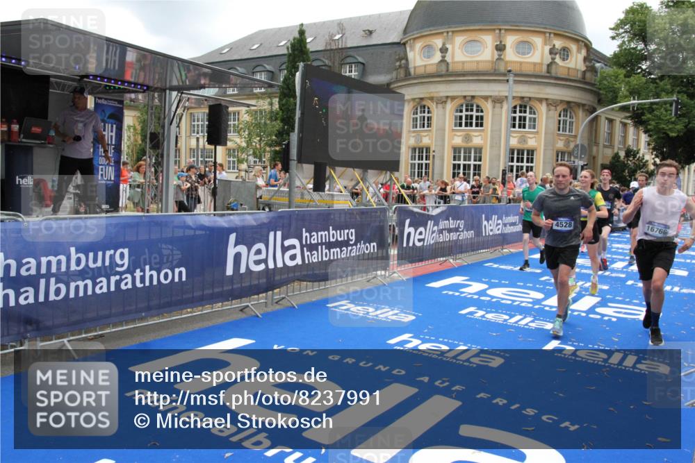 29.06.2025 - hella hamburg halbmarathon Michael Strokosch http://msf.ph/oto/8237991 29.06.2025 10:48:04 Ziel 1086, 1604, 1613, 4324, 4528, 4601, 5022, 6377, 12706, 12724, 12747, 12808, 13570, 15333, 16149, 16766, 18206, 18922, 19198 meine-sportfotos.de