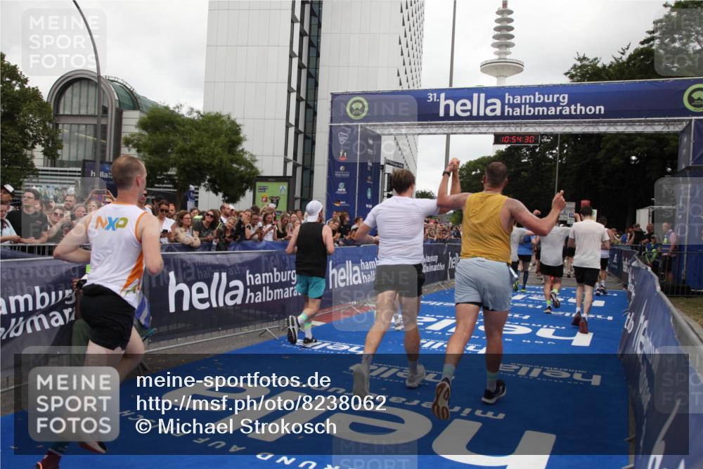 29.06.2025 - hella hamburg halbmarathon Michael Strokosch http://msf.ph/oto/8238062 29.06.2025 10:54:28 Ziel 1267, 1442, 3426, 4635, 4868, 6511, 6512, 7129, 8772, 11009, 12321, 12362, 13289, 15946, 16327, 16574, 16750, 16879, 17698, 18268, 19067 meine-sportfotos.de