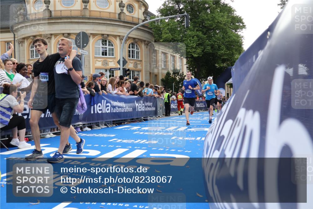 29.06.2025 - hella hamburg halbmarathon Strokosch-Dieckow http://msf.ph/oto/8238067 29.06.2025 10:35:37 Ziel 1344, 4062, 5269, 10384, 12462, 12899, 14841, 16119, 16123, 16695, 17612, 17826, 18841 meine-sportfotos.de