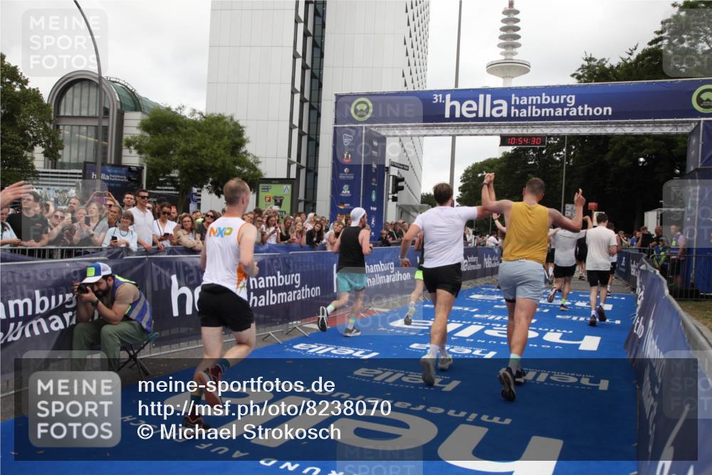 29.06.2025 - hella hamburg halbmarathon Michael Strokosch http://msf.ph/oto/8238070 29.06.2025 10:54:29 Ziel 1267, 1442, 3426, 4635, 4868, 6511, 6512, 7129, 8772, 11009, 11797, 11799, 12321, 12362, 13289, 15946, 16327, 16879, 17698, 18268, 19067 meine-sportfotos.de