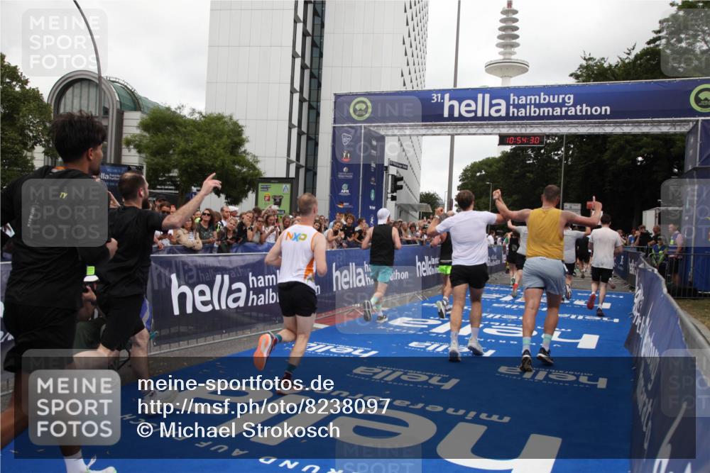 29.06.2025 - hella hamburg halbmarathon Michael Strokosch http://msf.ph/oto/8238097 29.06.2025 10:54:29 Ziel 1267, 1442, 3426, 4635, 4868, 6511, 6512, 7129, 8772, 11009, 11797, 11799, 12321, 12362, 13289, 15946, 16327, 16879, 17698, 18268, 19067 meine-sportfotos.de