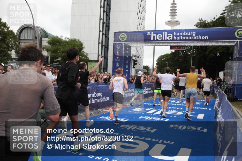 29.06.2025 - hella hamburg halbmarathon Michael Strokosch http://msf.ph/oto/8238132 29.06.2025 10:54:29 Ziel 1267, 1442, 3426, 4635, 4868, 6511, 6512, 7129, 8772, 11009, 11797, 11799, 12321, 12362, 13289, 15946, 16327, 16879, 17698, 18268, 19067 meine-sportfotos.de