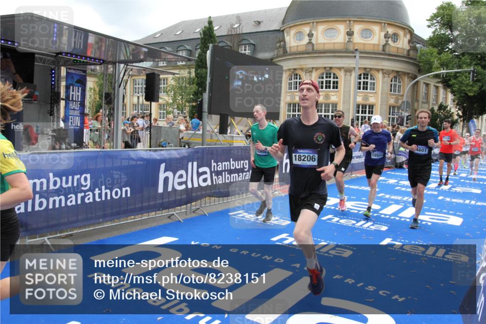 29.06.2025 - hella hamburg halbmarathon Michael Strokosch http://msf.ph/oto/8238151 29.06.2025 10:48:06 Ziel 1086, 4324, 4528, 4601, 4711, 6377, 9638, 12706, 12724, 12747, 12808, 13570, 16149, 16766, 18206, 18922, 19198 meine-sportfotos.de
