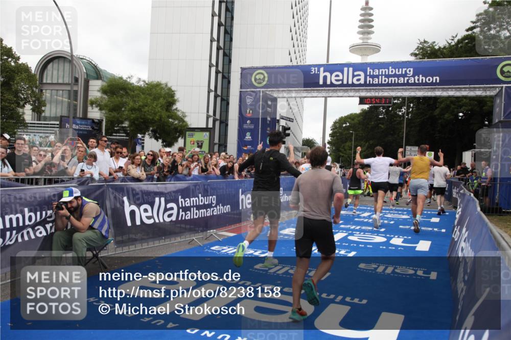 29.06.2025 - hella hamburg halbmarathon Michael Strokosch http://msf.ph/oto/8238158 29.06.2025 10:54:30 Ziel 1267, 1442, 3426, 3794, 4635, 4868, 6511, 6512, 7129, 8772, 11009, 11797, 11799, 12321, 12362, 13289, 15146, 15946, 16327, 17698, 18268, 19067 meine-sportfotos.de