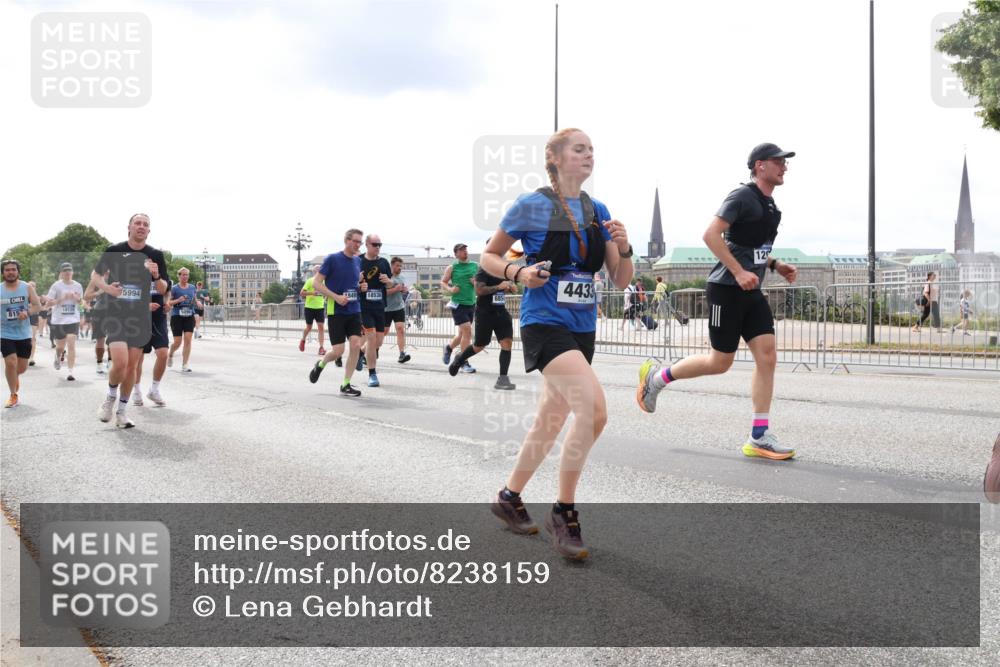 29.06.2025 - hella hamburg halbmarathon Lena Gebhardt http://msf.ph/oto/8238159 29.06.2025 10:33:45 Lombardsbrücke 1189, 1275, 1417, 1705, 1787, 1896, 1995, 2342, 2482, 2526, 2776, 2838, 3170, 3264, 3340, 3341, 3345, 3560, 3812, 4164, 4361, 4433, 4445, 4449, 4479, 4696, 4807, 4942, 5075, 5096, 5141, 5557, 5561, 5566, 5569, 5584, 5691, 5821, 5822, 5887, 6109, 6364, 6515, 6516, 6854, 6956, 6999, 7027, 7565, 7653, 7705, 8021, 8157, 8202, 8282, 8375, 8377, 8383, 8401, 8891, 9094, 9234, 9258, 9438, 9591, 9592, 9750, 9780, 9799, 9875, 9995, 10007, 10071, 10561, 11811 meine-sportfotos.de