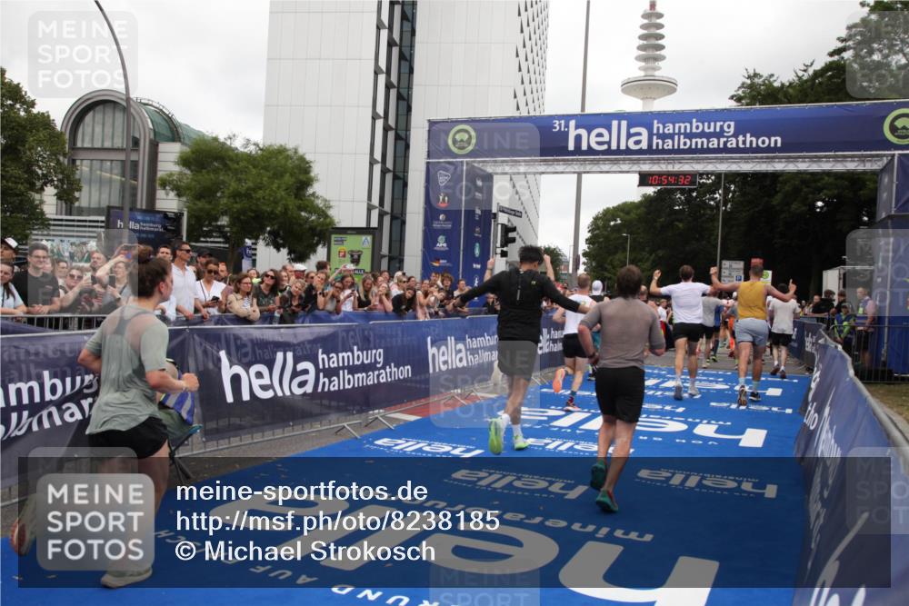 29.06.2025 - hella hamburg halbmarathon Michael Strokosch http://msf.ph/oto/8238185 29.06.2025 10:54:31 Ziel 1442, 3426, 3794, 4635, 4868, 6511, 6512, 7129, 8772, 11009, 11797, 11799, 12321, 12362, 15146, 16327, 19067 meine-sportfotos.de