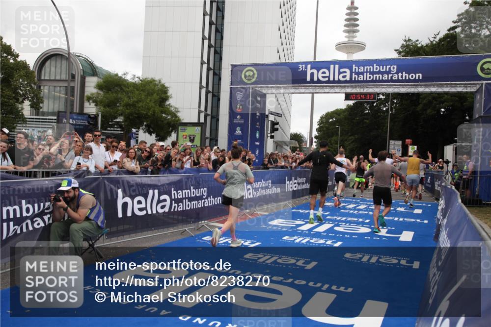 29.06.2025 - hella hamburg halbmarathon Michael Strokosch http://msf.ph/oto/8238270 29.06.2025 10:54:32 Ziel 1442, 3426, 3794, 4635, 4868, 6511, 7129, 8772, 8798, 11009, 11797, 11799, 12321, 12362, 12607, 15146, 16327, 19067 meine-sportfotos.de
