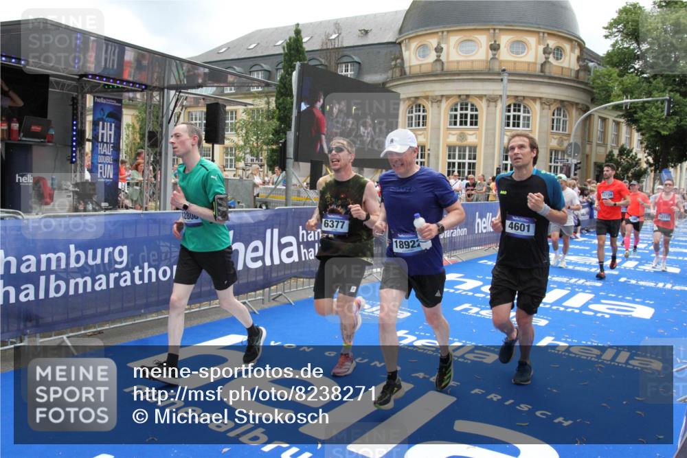 29.06.2025 - hella hamburg halbmarathon Michael Strokosch http://msf.ph/oto/8238271 29.06.2025 10:48:06 Ziel 1086, 4324, 4528, 4601, 4711, 6377, 9638, 12706, 12724, 12747, 12808, 13570, 16149, 16766, 18206, 18922, 19198 meine-sportfotos.de