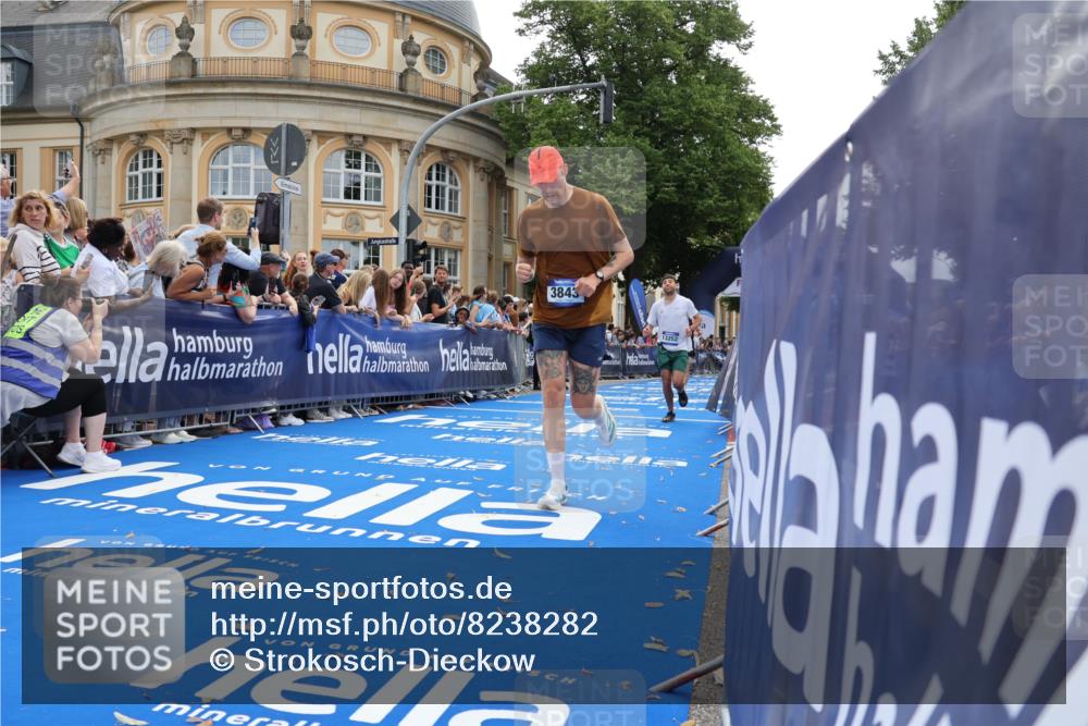 29.06.2025 - hella hamburg halbmarathon Strokosch-Dieckow http://msf.ph/oto/8238282 29.06.2025 10:35:52 Ziel 3843, 13252, 15161 meine-sportfotos.de