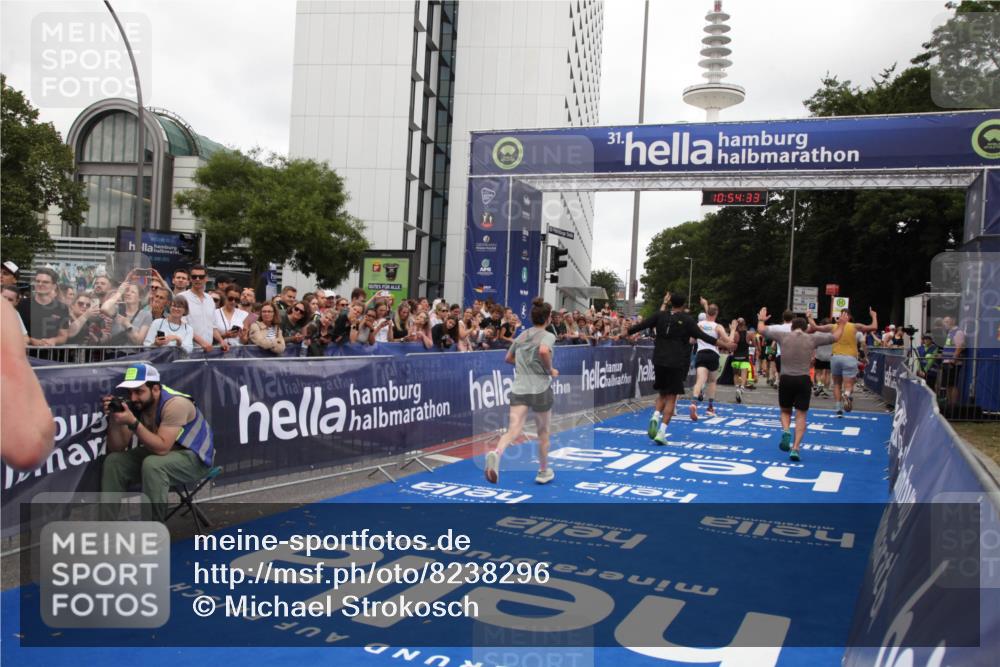 29.06.2025 - hella hamburg halbmarathon Michael Strokosch http://msf.ph/oto/8238296 29.06.2025 10:54:32 Ziel 1442, 3426, 3794, 4635, 4868, 6511, 7129, 8772, 8798, 11009, 11797, 11799, 12321, 12362, 12607, 15146, 16327, 19067 meine-sportfotos.de