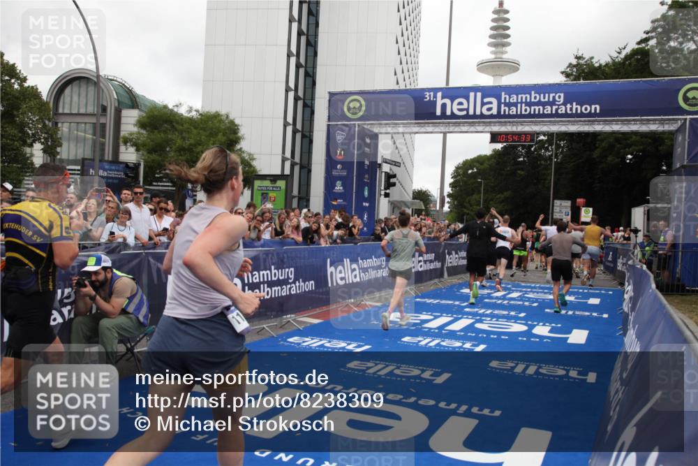 29.06.2025 - hella hamburg halbmarathon Michael Strokosch http://msf.ph/oto/8238309 29.06.2025 10:54:32 Ziel 1442, 3426, 3794, 4635, 4868, 6511, 7129, 8772, 8798, 11009, 11797, 11799, 12321, 12362, 12607, 15146, 16327, 19067 meine-sportfotos.de