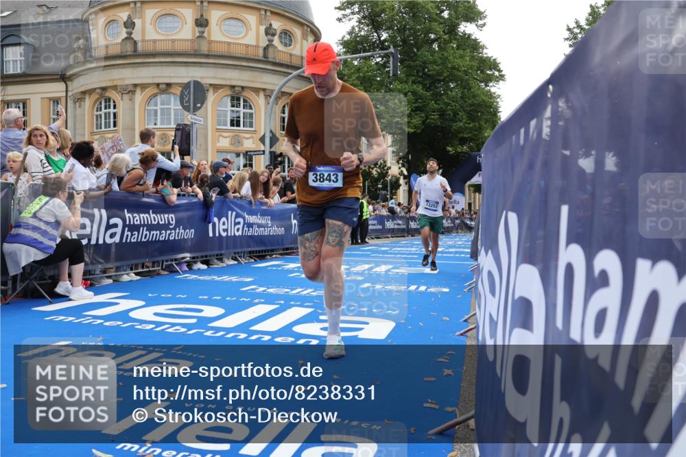 29.06.2025 - hella hamburg halbmarathon Strokosch-Dieckow http://msf.ph/oto/8238331 29.06.2025 10:35:52 Ziel 3843, 13252, 15161 meine-sportfotos.de