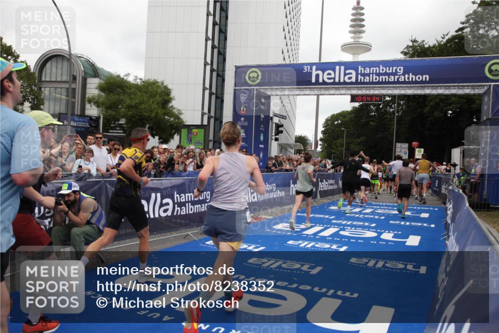 29.06.2025 - hella hamburg halbmarathon Michael Strokosch http://msf.ph/oto/8238352 29.06.2025 10:54:33 Ziel 2474, 3426, 3794, 4635, 4868, 7129, 8798, 11009, 11797, 11799, 12321, 12362, 12607, 15146, 16327, 19067 meine-sportfotos.de