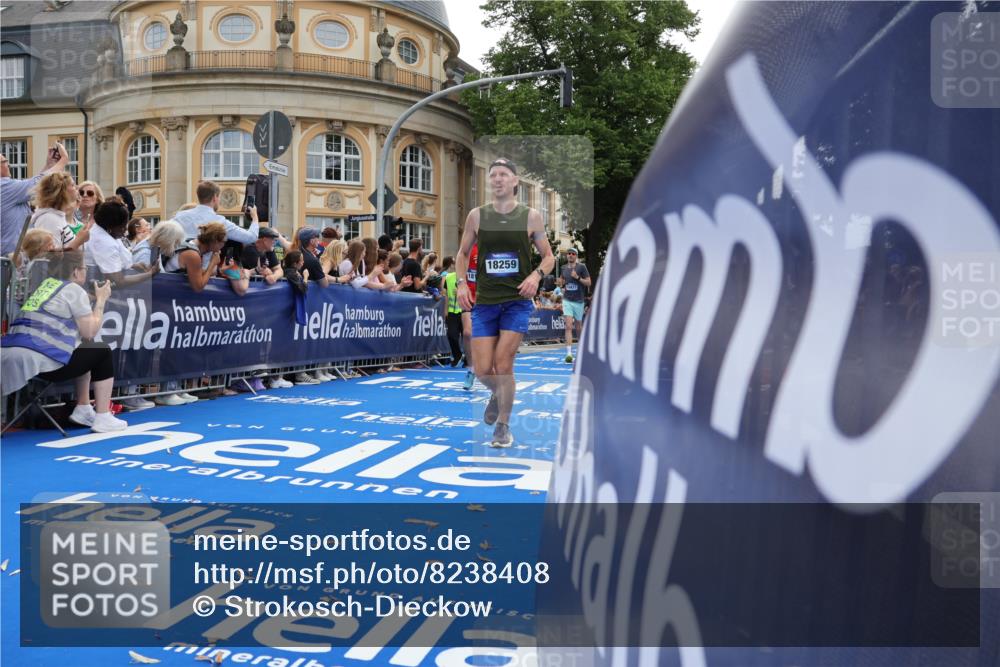 29.06.2025 - hella hamburg halbmarathon Strokosch-Dieckow http://msf.ph/oto/8238408 29.06.2025 10:36:02 Ziel 2399, 6032, 6990, 9313, 10477, 12168, 12447, 12488, 13419, 14875, 17078, 17217, 18156, 18259, 18600 meine-sportfotos.de