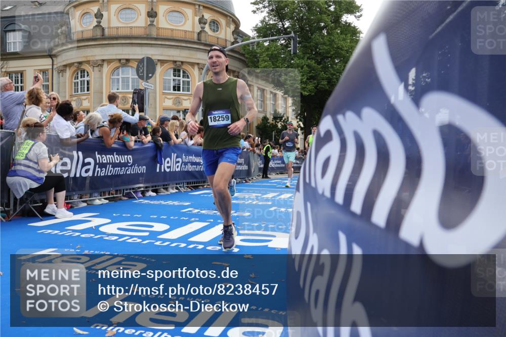 29.06.2025 - hella hamburg halbmarathon Strokosch-Dieckow http://msf.ph/oto/8238457 29.06.2025 10:36:03 Ziel 2399, 6032, 6990, 9313, 10477, 12168, 12447, 12488, 13419, 14875, 17078, 17217, 17691, 18156, 18259, 18600 meine-sportfotos.de