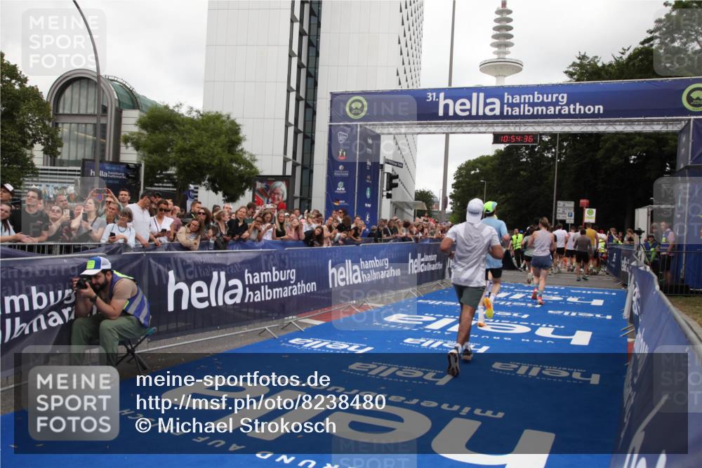 29.06.2025 - hella hamburg halbmarathon Michael Strokosch http://msf.ph/oto/8238480 29.06.2025 10:54:35 Ziel 2474, 3794, 4868, 5259, 7129, 8798, 11009, 11797, 11799, 12321, 12607, 15146, 19067 meine-sportfotos.de
