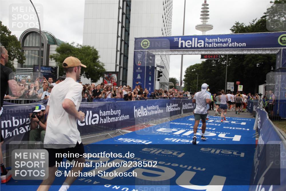 29.06.2025 - hella hamburg halbmarathon Michael Strokosch http://msf.ph/oto/8238502 29.06.2025 10:54:35 Ziel 2474, 3794, 4868, 5259, 7129, 8798, 11009, 11797, 11799, 12321, 12607, 15146, 19067 meine-sportfotos.de