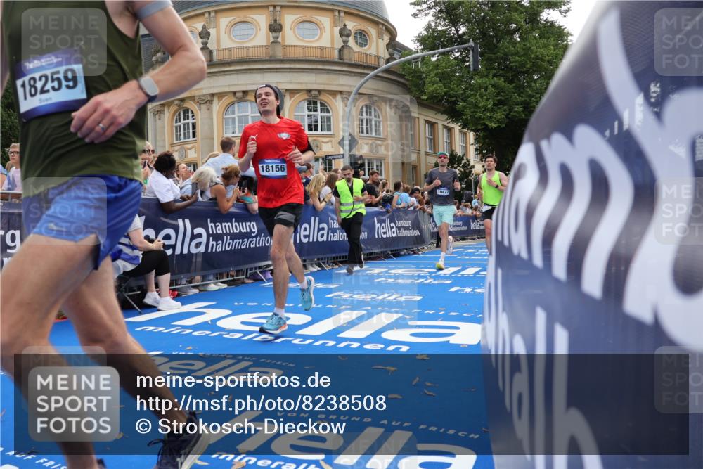 29.06.2025 - hella hamburg halbmarathon Strokosch-Dieckow http://msf.ph/oto/8238508 29.06.2025 10:36:04 Ziel 2399, 2774, 6032, 6990, 9313, 10477, 12168, 12447, 12488, 13419, 14875, 17078, 17217, 17691, 18156, 18259, 18600 meine-sportfotos.de