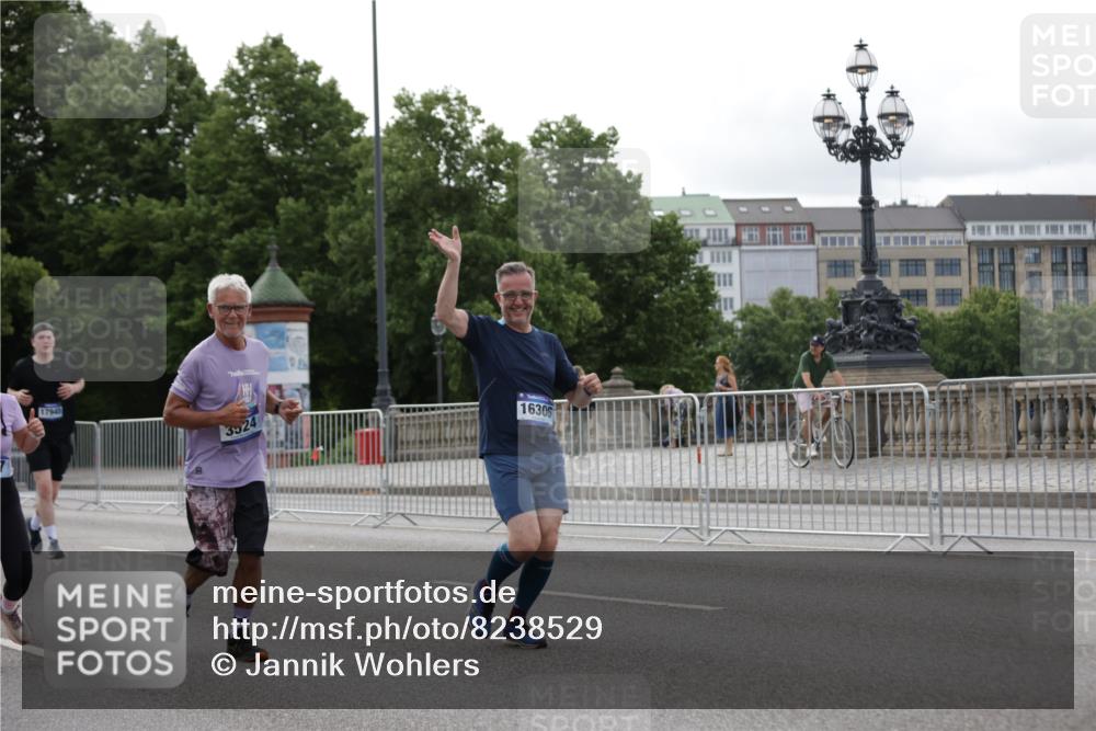 29.06.2025 - hella hamburg halbmarathon Jannik Wohlers http://msf.ph/oto/8238529 29.06.2025 10:29:13 Lombardsbrücke 1063, 1661, 3311, 3524, 4349, 4395, 5350, 6285, 6725, 7517, 7832, 9937, 10322, 10996, 11249, 11269, 11444, 11634, 12086, 12216, 12227, 13382, 13810, 16306, 16659, 16662, 17496, 17945, 18298, 18299, 18385 meine-sportfotos.de