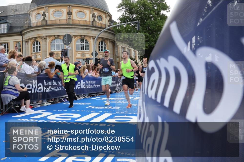 29.06.2025 - hella hamburg halbmarathon Strokosch-Dieckow http://msf.ph/oto/8238554 29.06.2025 10:36:04 Ziel 2399, 2774, 6032, 6990, 9313, 10477, 12168, 12447, 12488, 13419, 14875, 17078, 17217, 17691, 18156, 18259, 18600 meine-sportfotos.de