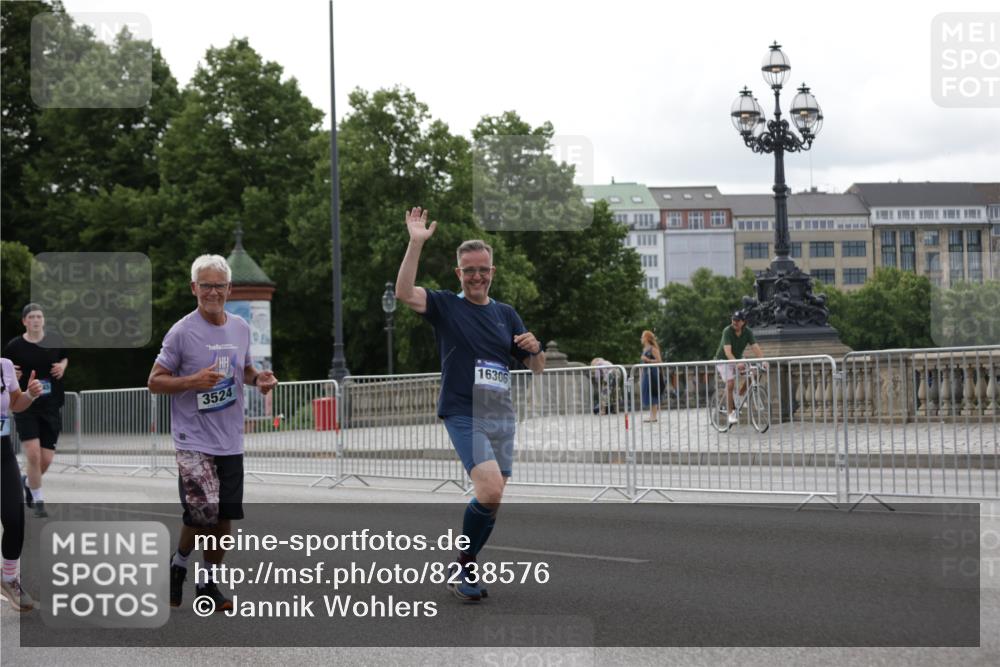 29.06.2025 - hella hamburg halbmarathon Jannik Wohlers http://msf.ph/oto/8238576 29.06.2025 10:29:13 Lombardsbrücke 1063, 1661, 3311, 3524, 4349, 4395, 5350, 6285, 6725, 7517, 7832, 9937, 10322, 10996, 11249, 11269, 11444, 11634, 12086, 12216, 12227, 13382, 13810, 16306, 16659, 16662, 17496, 17945, 18298, 18299, 18385 meine-sportfotos.de