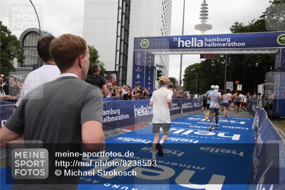 29.06.2025 - hella hamburg halbmarathon Michael Strokosch http://msf.ph/oto/8238593 29.06.2025 10:54:36 Ziel 2474, 3794, 4868, 5259, 7129, 8798, 10040, 10368, 10376, 11797, 11799, 12607, 15146 meine-sportfotos.de