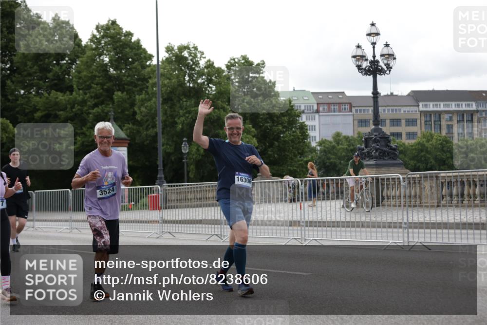 29.06.2025 - hella hamburg halbmarathon Jannik Wohlers http://msf.ph/oto/8238606 29.06.2025 10:29:13 Lombardsbrücke 1063, 1661, 3311, 3524, 4349, 4395, 5350, 6285, 6725, 7517, 7832, 9937, 10322, 10996, 11249, 11269, 11444, 11634, 12086, 12216, 12227, 13382, 13810, 16306, 16659, 16662, 17496, 17945, 18298, 18299, 18385 meine-sportfotos.de
