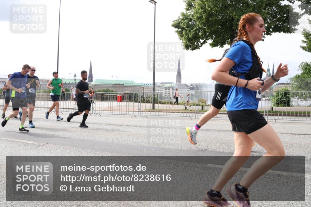 29.06.2025 - hella hamburg halbmarathon Lena Gebhardt http://msf.ph/oto/8238616 29.06.2025 10:33:46 Lombardsbrücke 1189, 1275, 1417, 1705, 1787, 1896, 1995, 2342, 2482, 2526, 2776, 3170, 3264, 3340, 3341, 3345, 3560, 3812, 4164, 4361, 4433, 4445, 4449, 4479, 4696, 4807, 4942, 5075, 5096, 5141, 5557, 5561, 5566, 5569, 5584, 5691, 5821, 5822, 5887, 6109, 6364, 6515, 6516, 6854, 6956, 6999, 7027, 7565, 7653, 7705, 8021, 8157, 8202, 8282, 8375, 8377, 8383, 8401, 8891, 9094, 9234, 9258, 9438, 9591, 9592, 9750, 9780, 9799, 9875, 9995, 10007, 10071, 10561, 11811 meine-sportfotos.de