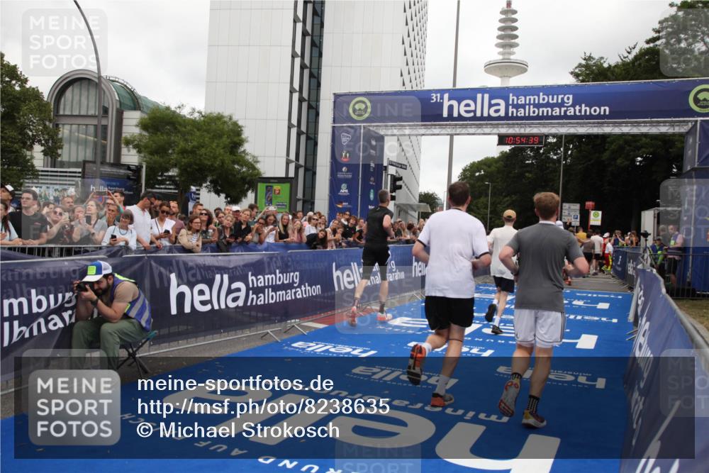 29.06.2025 - hella hamburg halbmarathon Michael Strokosch http://msf.ph/oto/8238635 29.06.2025 10:54:37 Ziel 2474, 3794, 4868, 5259, 8798, 9012, 10040, 10368, 10376, 11797, 11799, 12607, 15146 meine-sportfotos.de