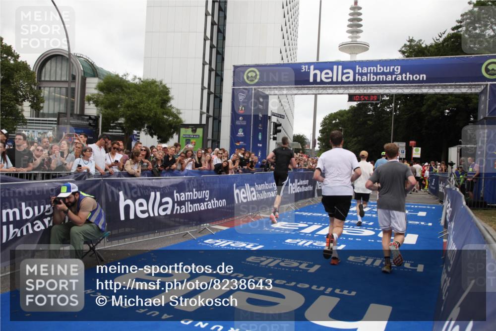 29.06.2025 - hella hamburg halbmarathon Michael Strokosch http://msf.ph/oto/8238643 29.06.2025 10:54:38 Ziel 2474, 3794, 5259, 8798, 9012, 10040, 10368, 10376, 11797, 11799, 12607, 15146 meine-sportfotos.de
