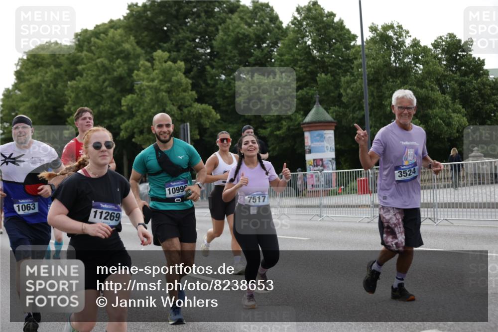 29.06.2025 - hella hamburg halbmarathon Jannik Wohlers http://msf.ph/oto/8238653 29.06.2025 10:29:14 Lombardsbrücke 1063, 1661, 3311, 3524, 4349, 4395, 5350, 6285, 7517, 7832, 9937, 10322, 10996, 11249, 11269, 11376, 11444, 11634, 12086, 12216, 12227, 13382, 13810, 16306, 16659, 16662, 17496, 17945, 18298, 18299, 18385 meine-sportfotos.de