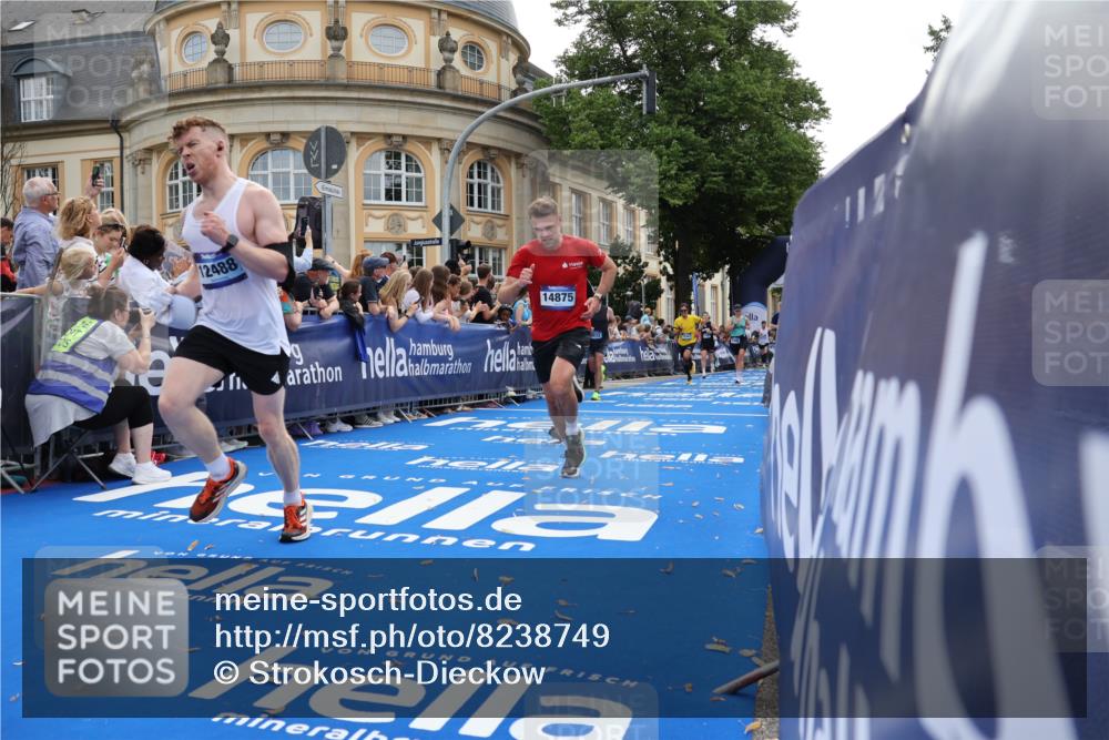 29.06.2025 - hella hamburg halbmarathon Strokosch-Dieckow http://msf.ph/oto/8238749 29.06.2025 10:36:07 Ziel 2399, 2774, 6032, 6990, 9313, 10477, 12168, 12447, 12488, 13419, 13991, 14601, 14875, 15115, 17078, 17217, 17329, 17691, 18156, 18259, 18600 meine-sportfotos.de