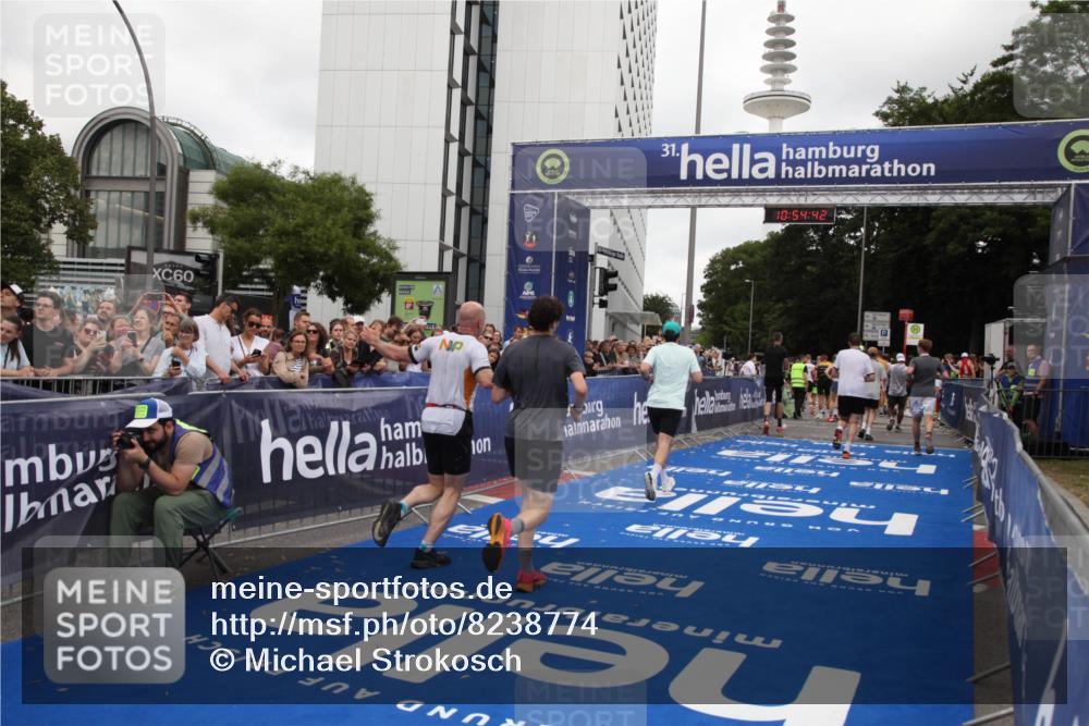 29.06.2025 - hella hamburg halbmarathon Michael Strokosch http://msf.ph/oto/8238774 29.06.2025 10:54:40 Ziel 1125, 2474, 5259, 8798, 9012, 10040, 10368, 10376, 12489, 12607, 17765 meine-sportfotos.de